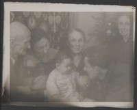 1949. Lubaczów. Zdjęcie rodzinne Gutowskich. W górnym rzędzie od lewej: Władysław Ruebenbauer, Maria Gutowska, Maria Kruszyńska, w dolnym rzędzie Roman Gutowski z córeczką Barbarą.