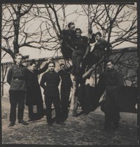 1930. Grupa mężczyzn. W środku w ostatnim rzędzie na drzewie Stanisław Ruebenbauer.