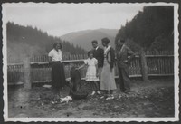 1935. Grupa osób na podwórku ze zwierzętami. Druga z prawej Maria Ruebenbauer.