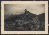 Lata 30. XX w. Grupa osób stojąca na skałach.