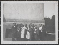 1936. Lwów. Grupa osób przed budynkiem.