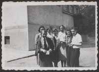 1936. Lwów. Maria Gutowska (trzecia z lewej) z grupą osób.