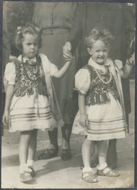 1955. Kraków. Barbara i Ewa Gutowskie.