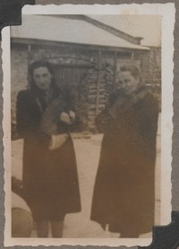 1948. Lubaczów. Maria Gutowska z psem i Józefa Ruebenbauer.