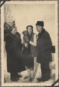 1948. Lubaczów. Maria Gutowska (w środku) z rodzicami: Józefą i Władysławem Ruebenbauer.