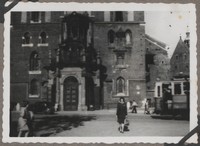 1948. Kraków. Maria Gutowska przed kościołem.