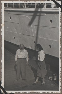 1948. Sopot. Maria Gutowska na tle statku.