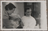 1950. Fotografia kobiet z dzieckiem.