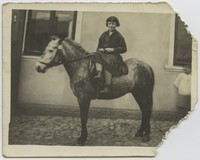 1938. Borki. Alinka Doleżalówna na koniu.