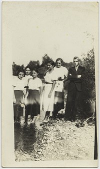 1939. Felszty. Grupa osób nad brzegiem rzeki.