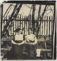 Lata 30. XX w. Dwie nierozpoznane kobiety siedzące na ławce w parku.