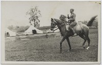 1938. Piaseczno. Żołnierz na koniu.