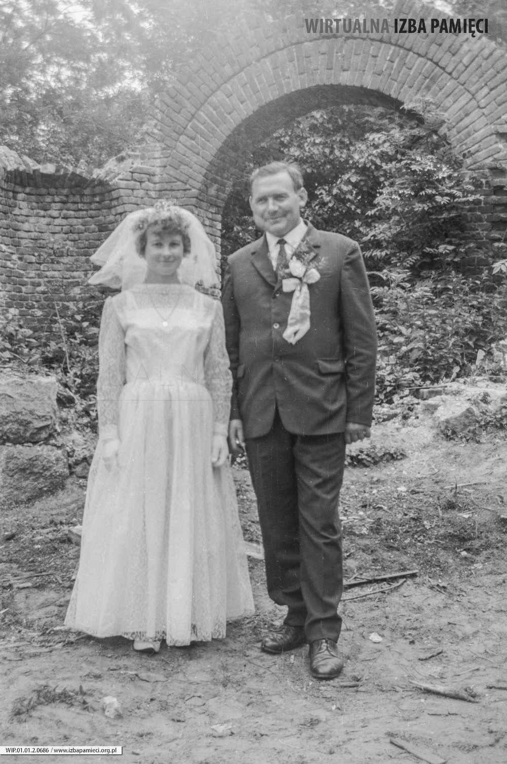 Lata 60. XX wieku. Aniela i Marian Rokosz z Mołodycza w dniu swojego ślubu
